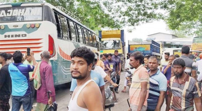 যশোরে চেকপোস্টে বাস চালককে মারপিটের অভিযোগে অবরোধ, বিজিবির ভিন্নমত